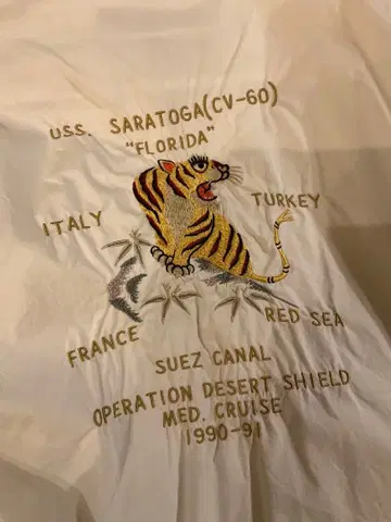 수베니어 자켓 아비렉스