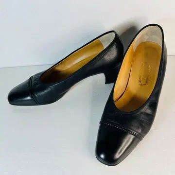 블랙 가죽 펌프스 중간 힐