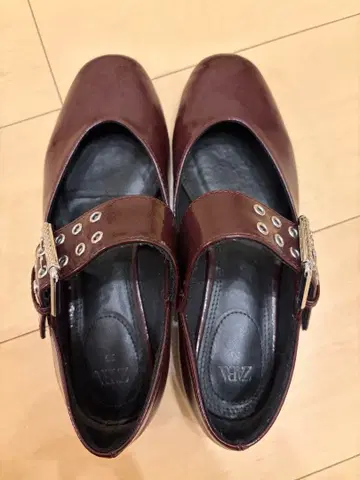ZARA 다크 브라운 플랫슈즈 35