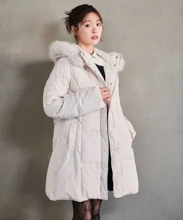 후드 부착 베이지 다운 자켓