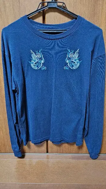 비비안 탐 드래곤 자수 네이비 긴팔 T셔츠