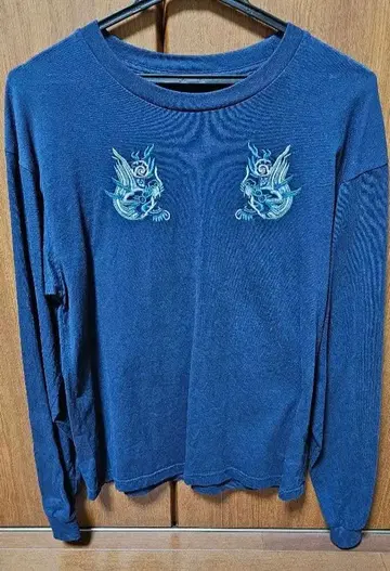 비비안 탐 드래곤 자수 네이비 긴팔 T셔츠