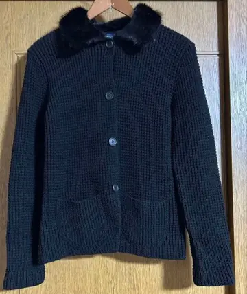 퍼 달린 블랙 가디건