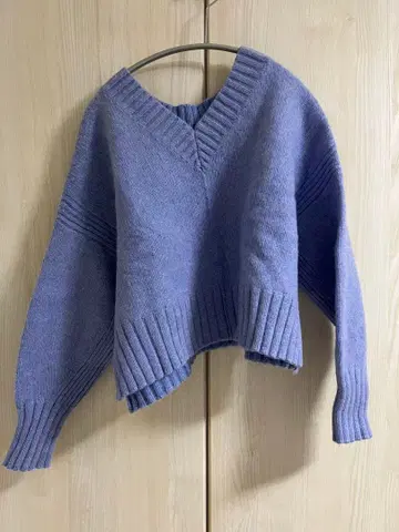 투모로우랜드 V넥 니트