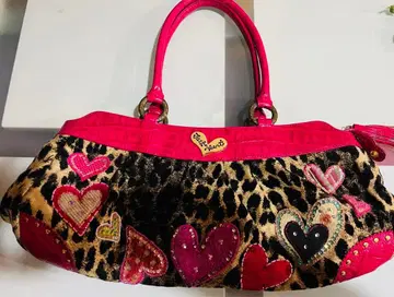 레오파드 무늬 하트 자수 핸드백