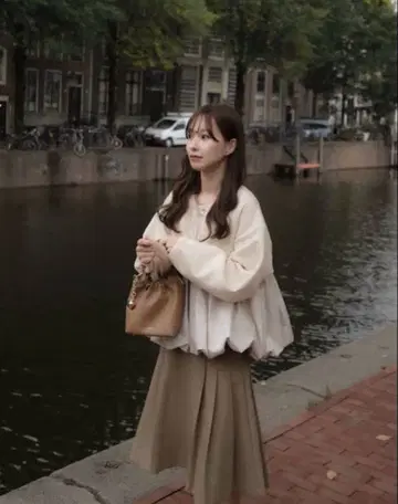 moitytto 벌룬 프릴 맨투맨 블루종