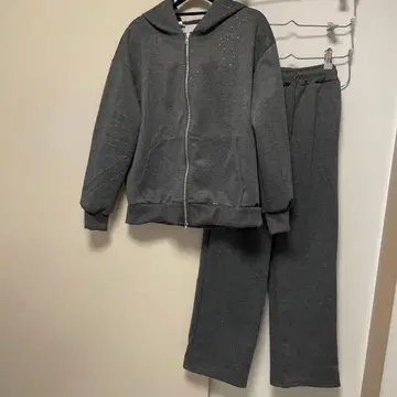 그레이 후드 부착 라메 맨투맨 셋업