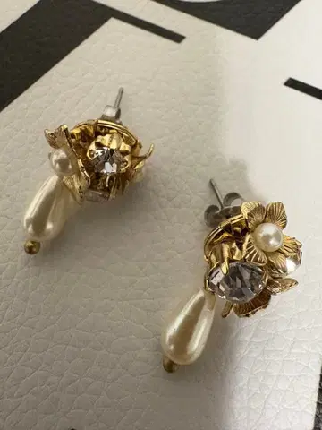 플라워 모티브 귀걸이 스트로베리 필드