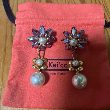 Keico 꽃 모티브 펄 귀걸이