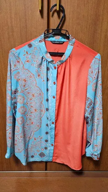 비비안 탐 페이즐리 무늬 긴팔 셔츠 파랑과 오렌지