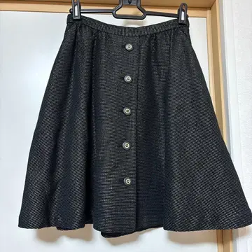 플레어 스커트 블랙 앞면 버튼 포함