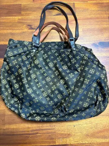 Russet 토트백 블랙 베이스에 골드 컬러 무늬