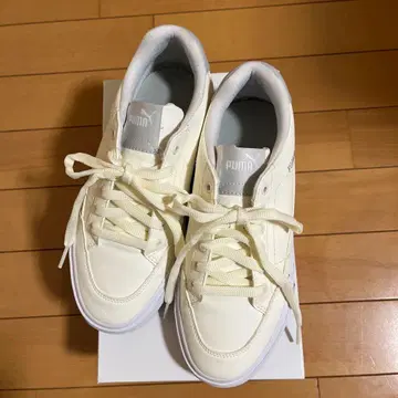 PUMA 크림색 로우컷 스니커즈