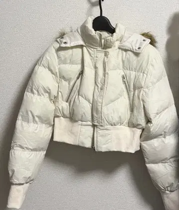 아이보리 후드 부착 크롭 다운 자켓