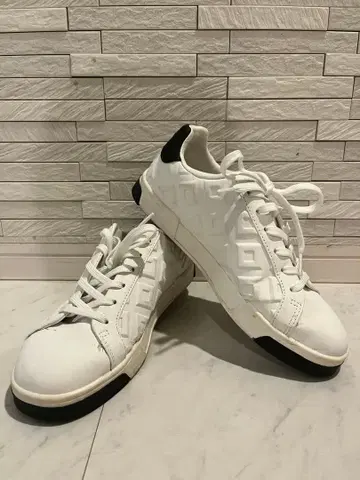 ZARA 화이트 스니커즈 입체 무늬