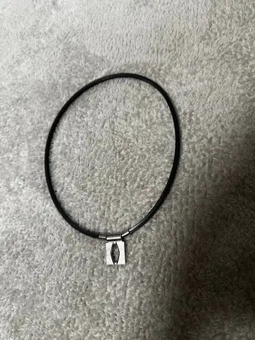 ANGLE 블랙 가죽 목걸이