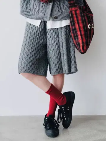 겨울에 딱 맞는 무릎 기장 팬츠, 귀여운 디자인으로 모임, 데이트에 최적