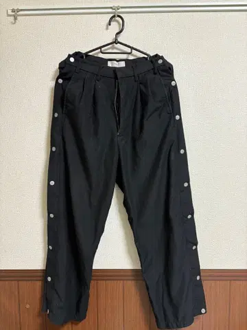 버튼 달린 사이드 블랙 팬츠