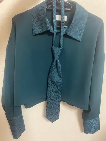 HARE 다크 그린 크롭 셔츠