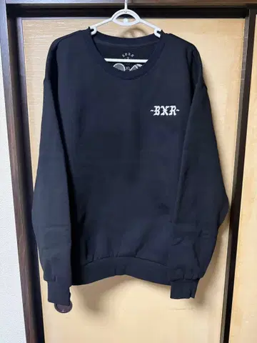 born x raised 자수 크루넥 맨투맨