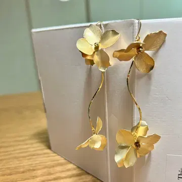 꽃 모티브 귀걸이