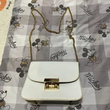 화이트 플랩식 숄더백