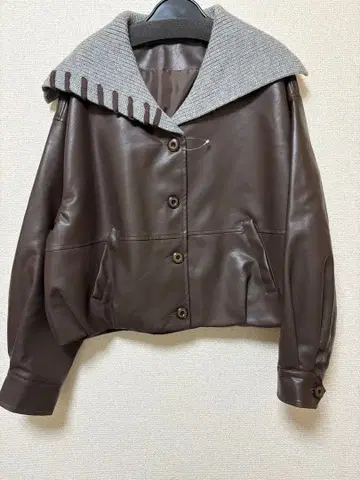 새상품 이번 시즌 모 브랜드 샘플 니트 세일러 카라 페이크 레더 자켓