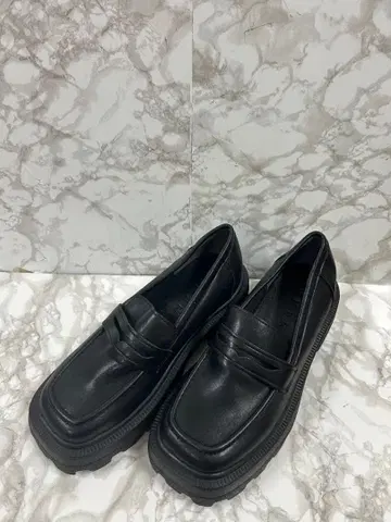 미사용 새상품 Menue 므뉴 통굽 블랙 로퍼 23cm