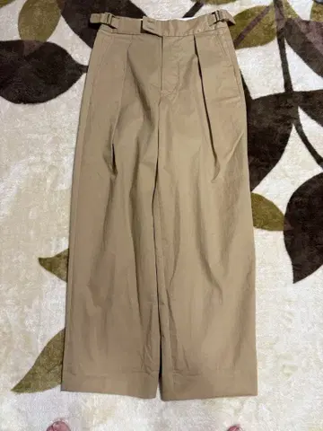 베이지 플리츠 치노 팬츠 조절 가능 벨트 포함