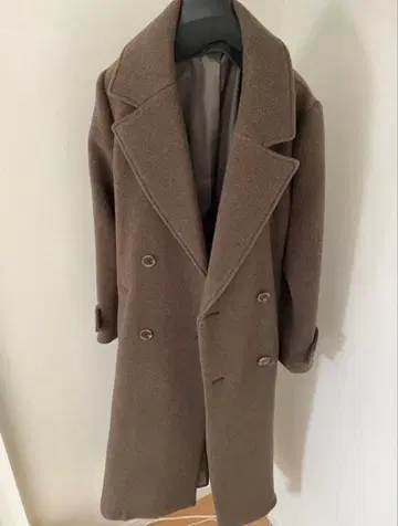 is amulet. A라인 코트 브라운