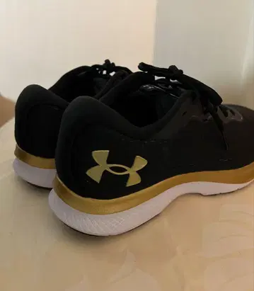 언더아머 러닝화 블랙/골드 실내 착용