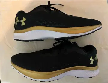 언더아머 러닝화 블랙/골드 실내 착용
