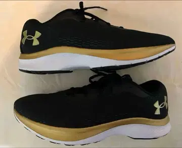 언더아머 러닝화 블랙/골드 실내 착용
