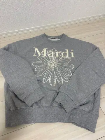 Mardi 꽃자수 그레이 맨투맨