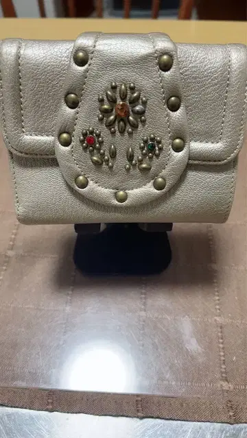 안나수이 비쥬 장식 실버 3단 폴더형 지갑