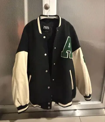 A 자수 바시티 자켓