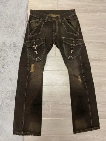 RATTLE TRAP 다크 브라운 데님 팬츠 장식 금장 장식 포함