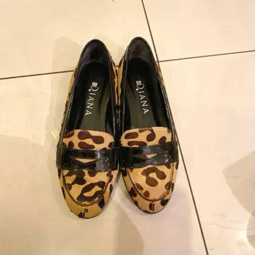 DIANA 레오파드 무늬 송치 로퍼