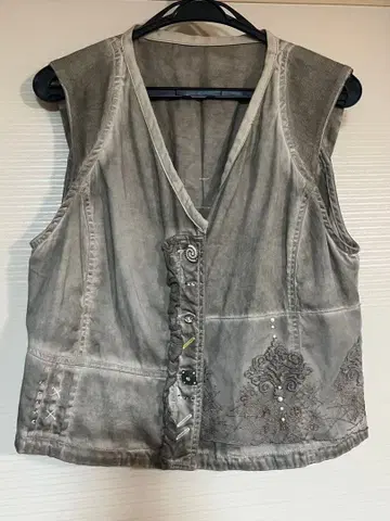 자수가 들어간 브라운 캐주얼 베스트