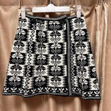 버튼 달린 랩 스커트