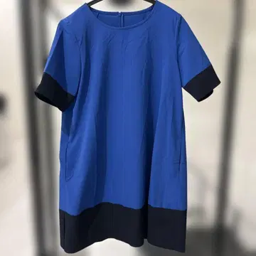 파란색과 블랙 컬러의 바이 컬러 드레스 반팔