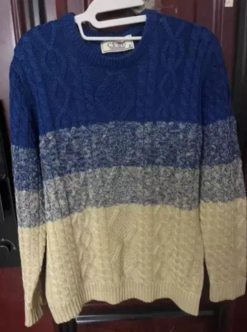 케이블 니트 스웨터 파랑 크림색
