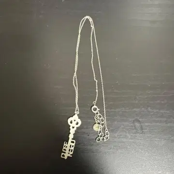 열쇠 모티브의 캐주얼 목걸이