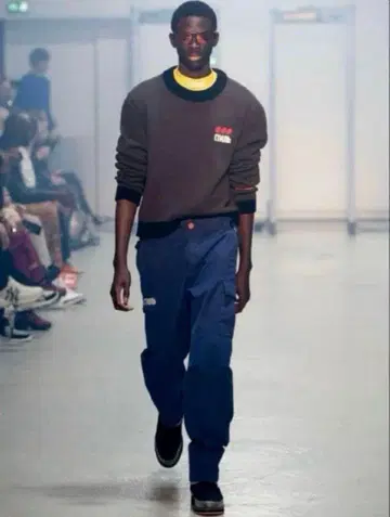 HERON PRESTON 로고 와펜 크루넥 니트