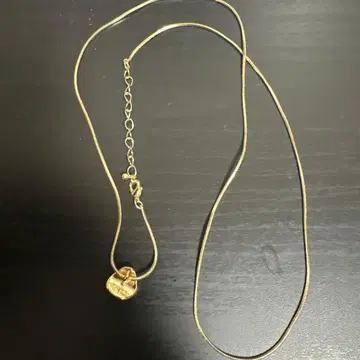 골드 목걸이와 실버 체인 팔찌