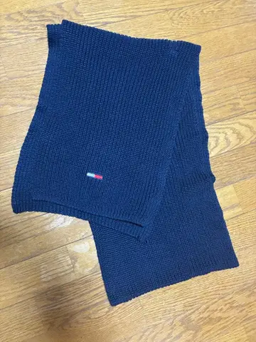 TOMMY JEANS 네이비 머플러 니트