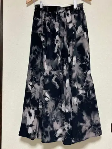 JEANASIS 지나시스 페인트 터치 플레어 스커트