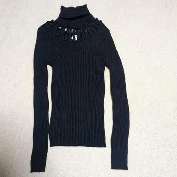 블랙 터틀넥 스웨터