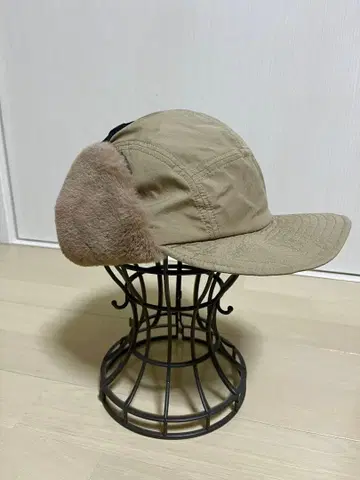 베이지 귀도리 달린 캡