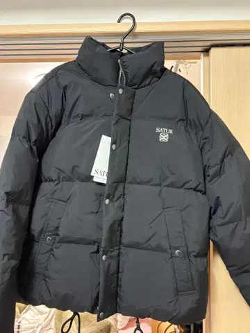 SATUR 블랙 다운 자켓